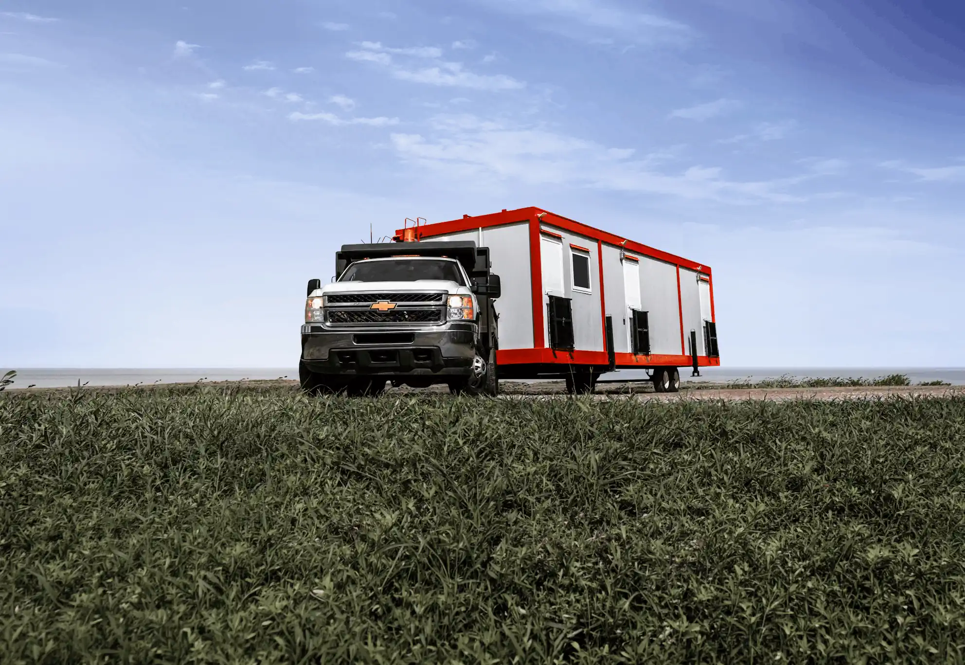Campamentos Caracol C.A - Tráiler modular remolcado por camioneta en locación de campo